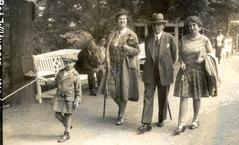 משמאל, עם משפחתו בגרמניה, 1930
